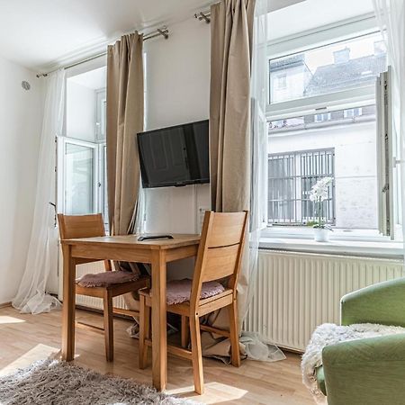City Vibes: 1Br Apt, 10 Min To Westbahnhof Вена Экстерьер фото