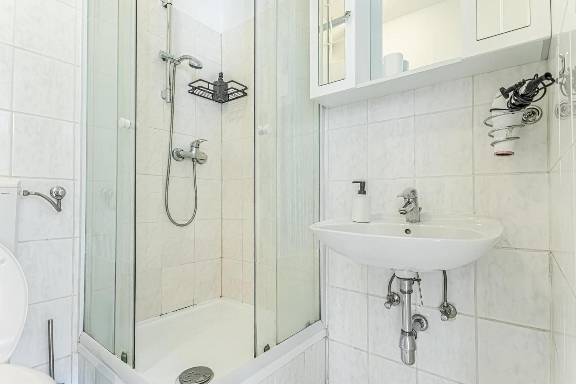City Vibes: 1Br Apt, 10 Min To Westbahnhof Вена Экстерьер фото