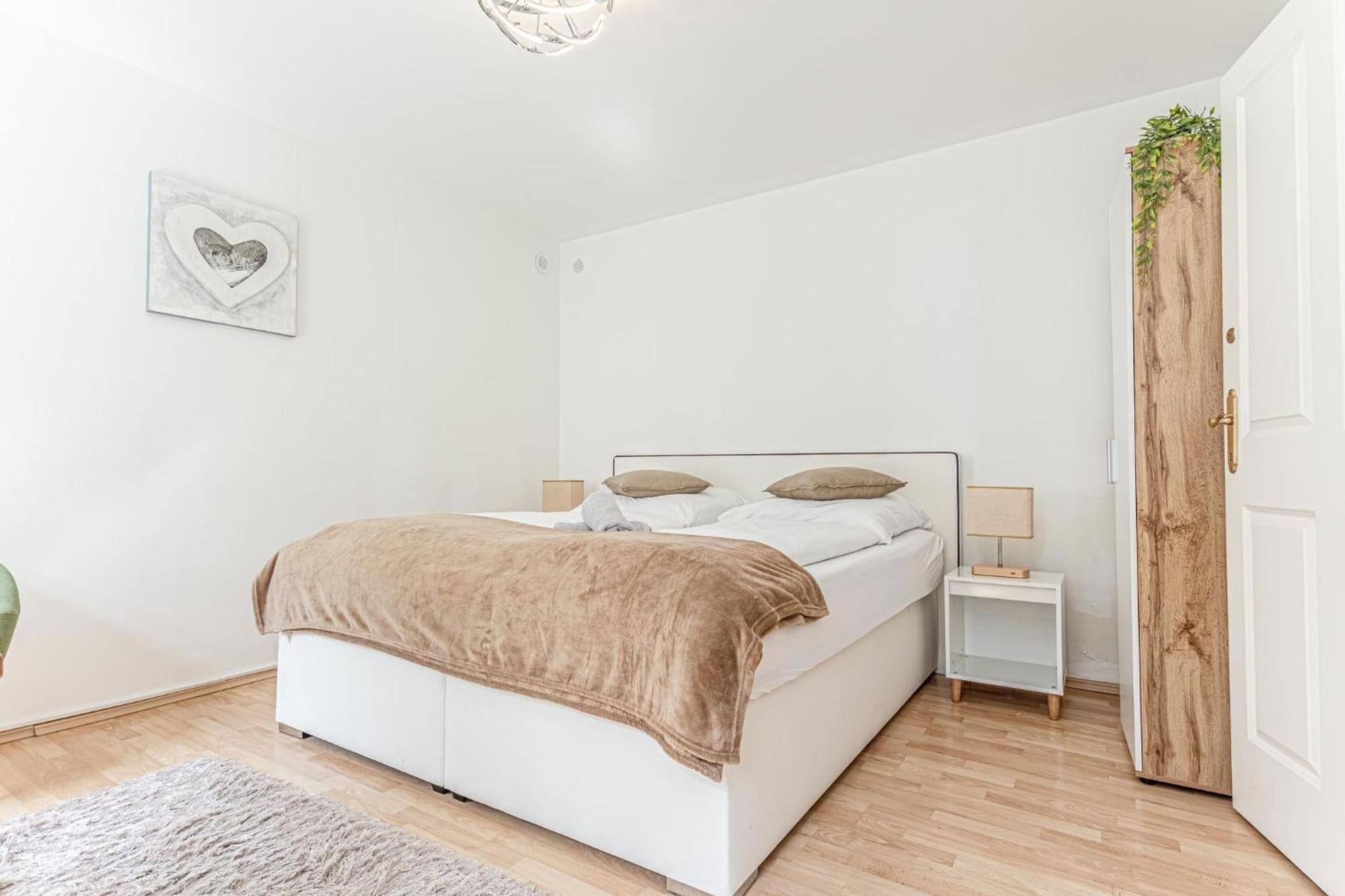 City Vibes: 1Br Apt, 10 Min To Westbahnhof Вена Экстерьер фото
