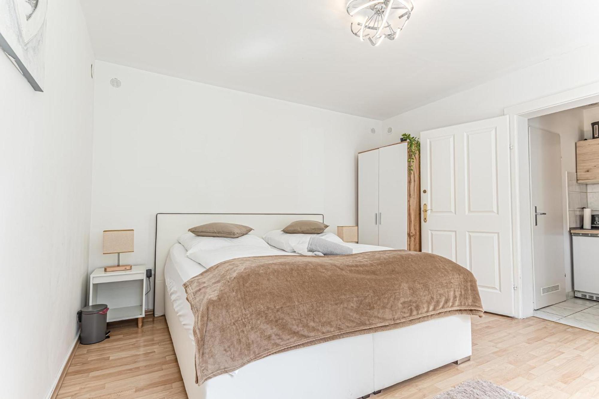 City Vibes: 1Br Apt, 10 Min To Westbahnhof Вена Экстерьер фото